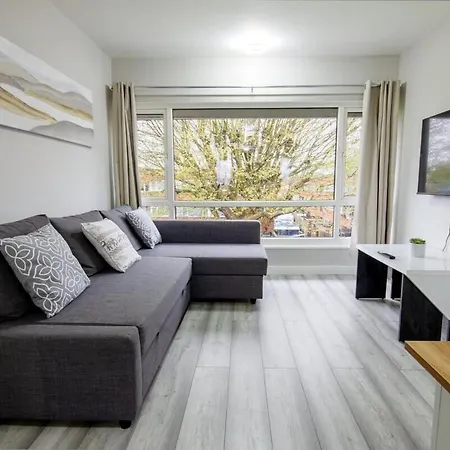 Stylish 2br Retreat - Near Station, Free Parking Raynes Park