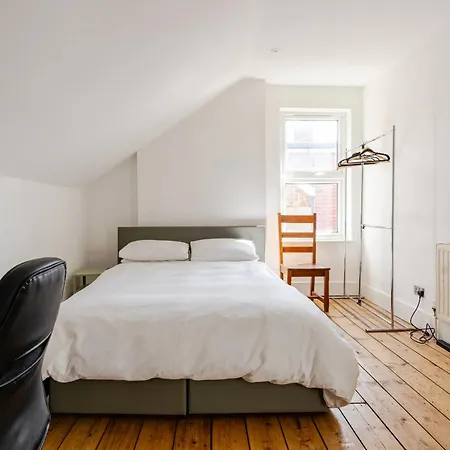 Blue Valley House * London