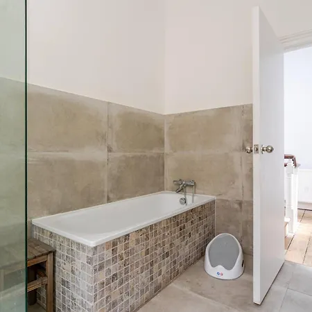 Blue Valley House London