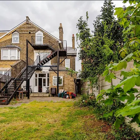 Holiday home Blue Valley House London
