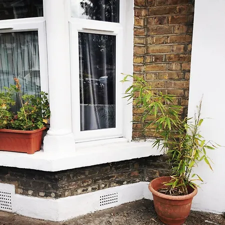 1-bed Victorian Gf In Apartment London