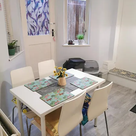 Apartment 1-bed Victorian Gf In London