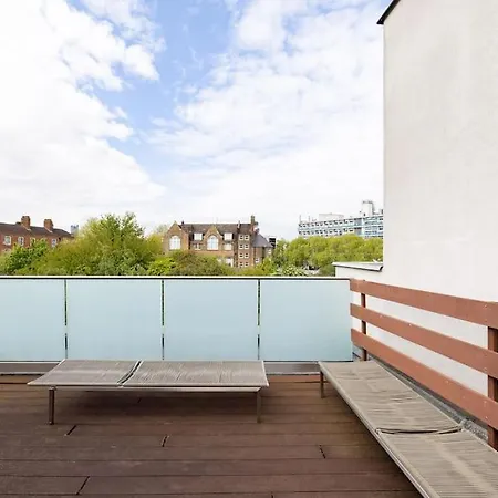 Modern 3 Bedroom Townhouse By Wild Roses * London