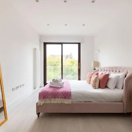 Modern 3 Bedroom Townhouse By Wild Roses