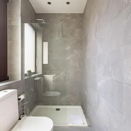 Modern 3 Bedroom Townhouse By Wild Roses Holiday home