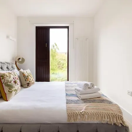 Modern 3 Bedroom Townhouse By Wild Roses Holiday home London
