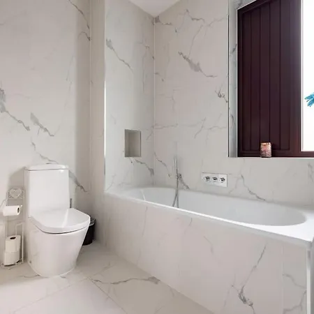 Modern 3 Bedroom Townhouse By Wild Roses
