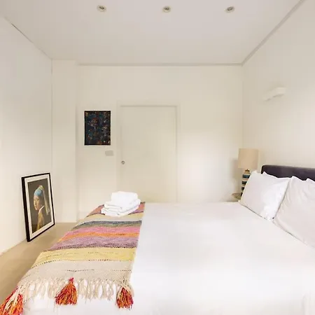 Modern 3 Bedroom Townhouse By Wild Roses * London