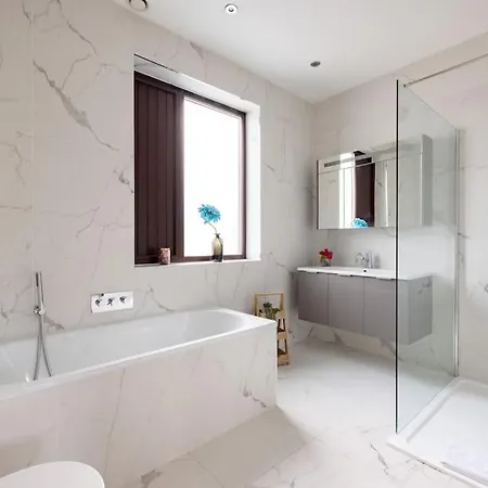 Modern 3 Bedroom Townhouse By Wild Roses Holiday home London