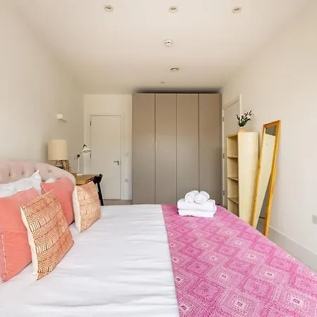 Modern 3 Bedroom Townhouse By Wild Roses * London