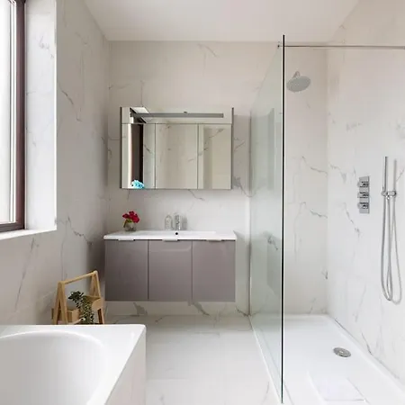 Modern 3 Bedroom Townhouse By Wild Roses Holiday home London