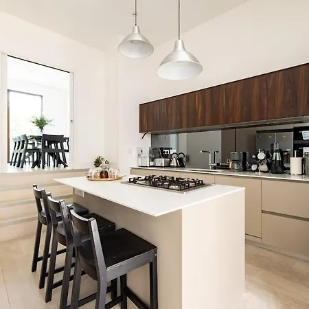 Modern 3 Bedroom Townhouse By Wild Roses Holiday home *
