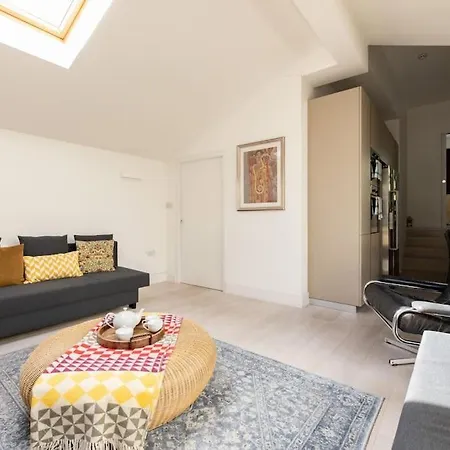 Holiday home Modern 3 Bedroom Townhouse By Wild Roses London