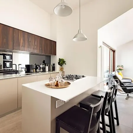 Modern 3 Bedroom Townhouse By Wild Roses London