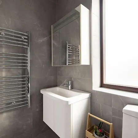 Modern 3 Bedroom Townhouse By Wild Roses *