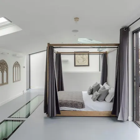 Magic Moments - Bridge - By Frankie Says Holiday home London