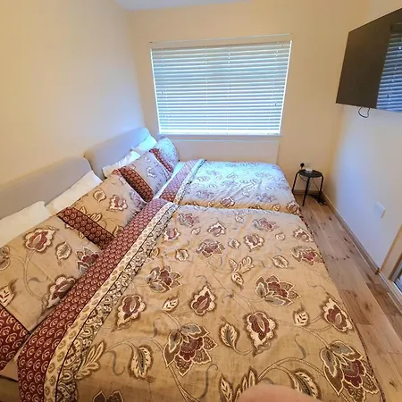London Luxury 2 Bedroom Flat Sleeps 8 Free Parking Apartment
