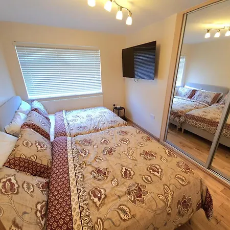 London Luxury 2 Bedroom Flat Sleeps 8 Free Parking Apartment *