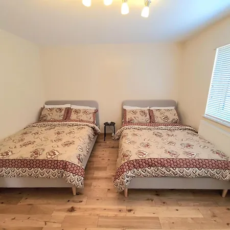 London Luxury 2 Bedroom Flat Sleeps 8 Free Parking *