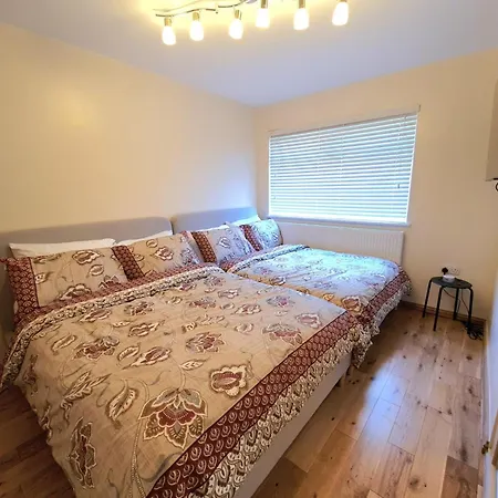 London Luxury 2 Bedroom Flat Sleeps 8 Free Parking Apartment *