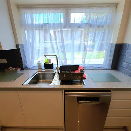 London Luxury 2 Bedroom Flat Sleeps 8 Free Parking Apartment