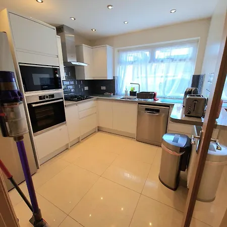 London Luxury 2 Bedroom Flat Sleeps 8 Free Parking Apartment
