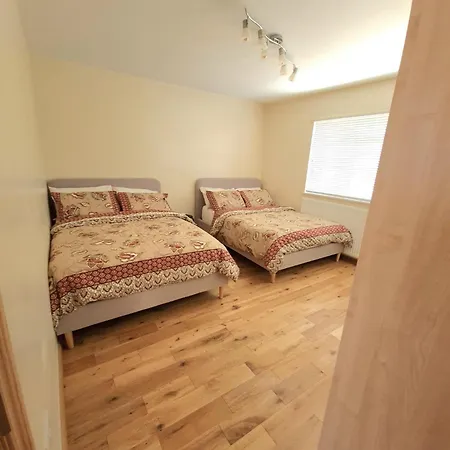 London Luxury 2 Bedroom Flat Sleeps 8 Free Parking