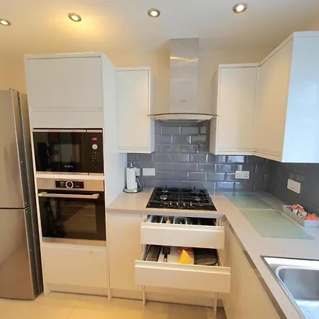 London Luxury 2 Bedroom Flat Sleeps 8 Free Parking Apartment