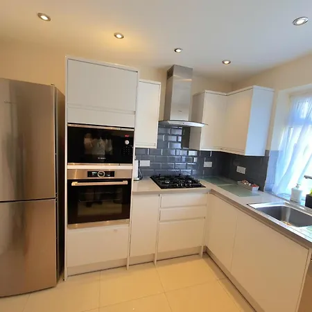 London Luxury 2 Bedroom Flat Sleeps 8 Free Parking Apartment *