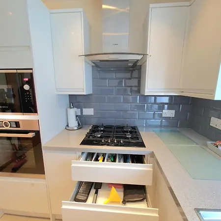London Luxury 2 Bedroom Flat Sleeps 8 Free Parking Apartment East Barnet