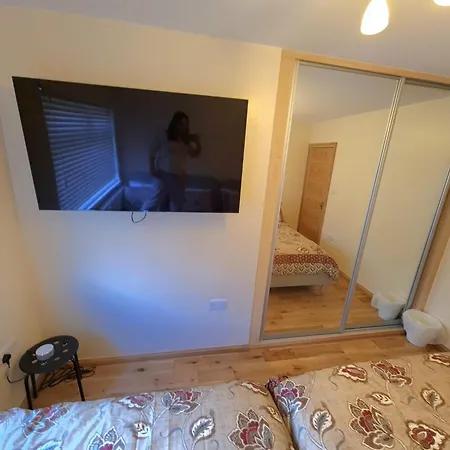 London Luxury 2 Bedroom Flat Sleeps 8 Free Parking *
