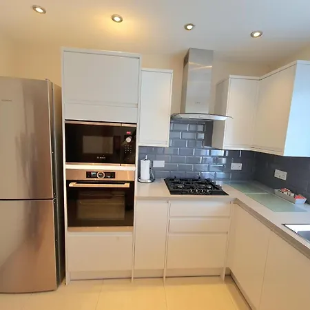 London Luxury 2 Bedroom Flat Sleeps 8 Free Parking Apartment *