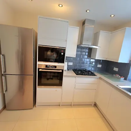 London Luxury 2 Bedroom Flat Sleeps 8 Free Parking Apartment East Barnet