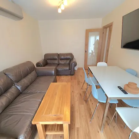 London Luxury 2 Bedroom Flat Sleeps 8 Free Parking Apartment *