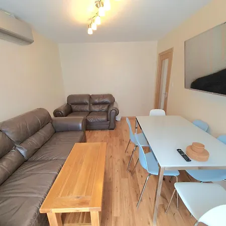 London Luxury 2 Bedroom Flat Sleeps 8 Free Parking *