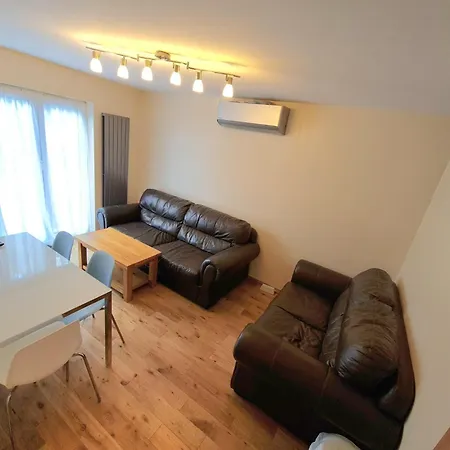 London Luxury 2 Bedroom Flat Sleeps 8 Free Parking Apartment