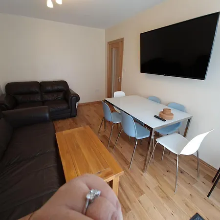 London Luxury 2 Bedroom Flat Sleeps 8 Free Parking * East Barnet