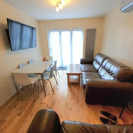 London Luxury 2 Bedroom Flat Sleeps 8 Free Parking * East Barnet