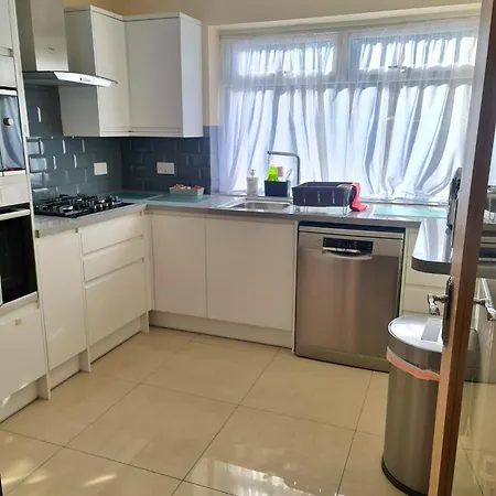 London Luxury 2 Bedroom Flat Sleeps 8 Free Parking