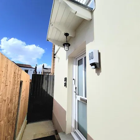 London Luxury 2 Bedroom Flat Sleeps 8 Free Parking *