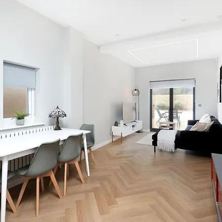 Apartment Oak Tree *
