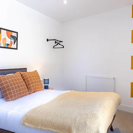 Apartment Modern With Balcony In Merton Near Wimbledon By Sojo