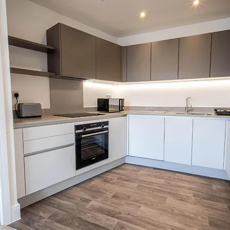 Modern With Balcony In Merton Near Wimbledon By Sojo