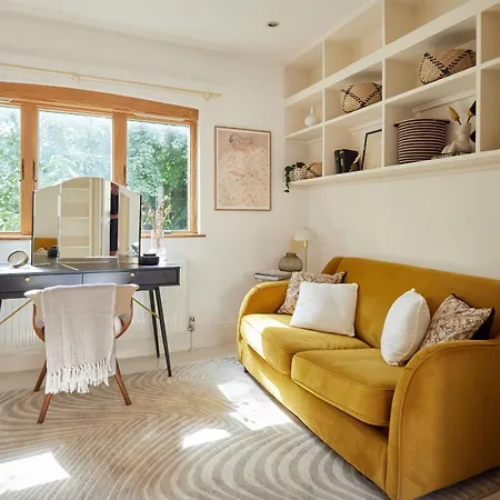 The Hampstead Wonder - Spacious 4bdr House With Balcony