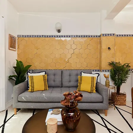 The Hampstead Wonder - Spacious 4bdr House With Balcony Apartment *