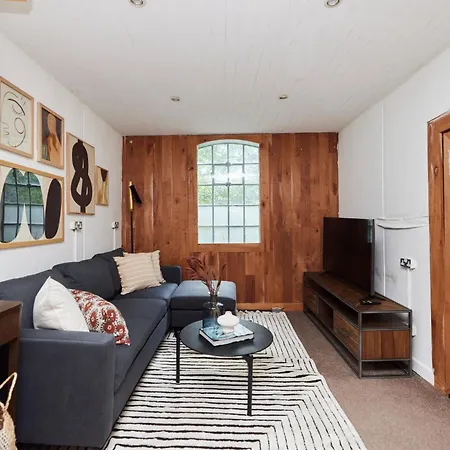 The Hampstead Wonder - Spacious 4bdr House With Balcony