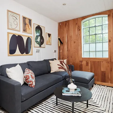 The Hampstead Wonder - Spacious 4bdr House With Balcony