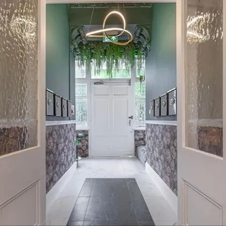 Stunning Hyde Park Home, Ground Floor Maisonette, Duplex, Near Tube Metro Stations