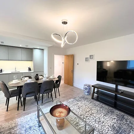 C1, Luxury 2 Bedroom Flat In Wembley Apartment *