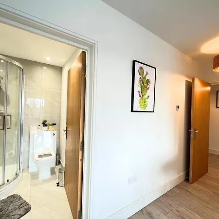 C1, Luxury 2 Bedroom Flat In Wembley Apartment *